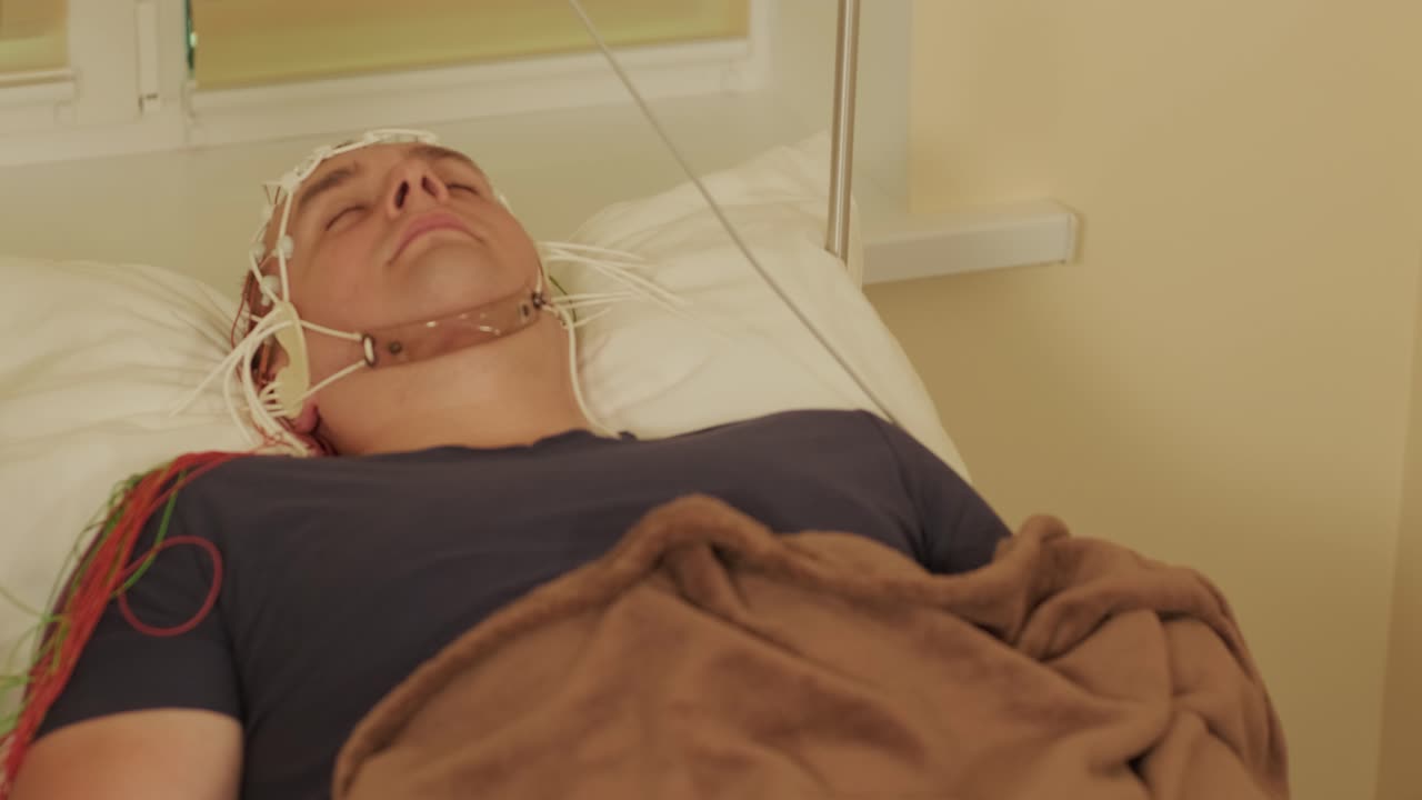 의료 센터에서 뇌 촬영을 사용하여 환자의 뇌 검사를 수행합니다.