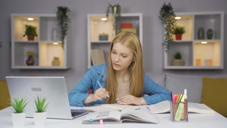 studentin, die forschung betreibt.