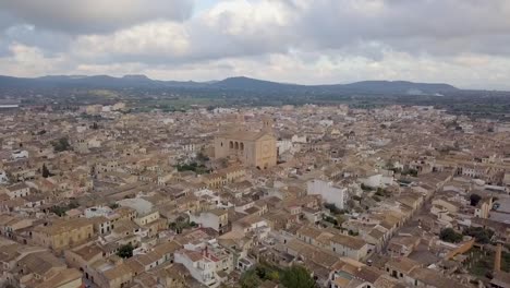 Szenische-Drohnenaufnahmen-Der-Kirche-San-Miguel-In-Llucmajor,-Mallorca,-Spanien