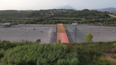 hiperlapso aéreo sobre el peaje de la autopista martorell en barcelona