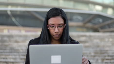 Fokussierte-Hinduistische-Geschäftsfrau,-Die-Mit-Laptop-Im-Freien-Arbeitet