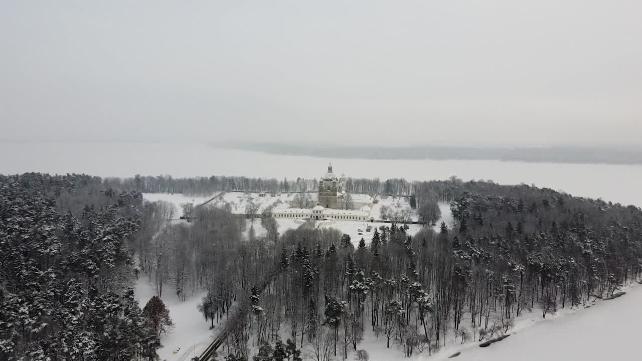 공중 무인 항공기 앞으로 겨울 샷에서 카우 나스에있는 pazaislis 수도원