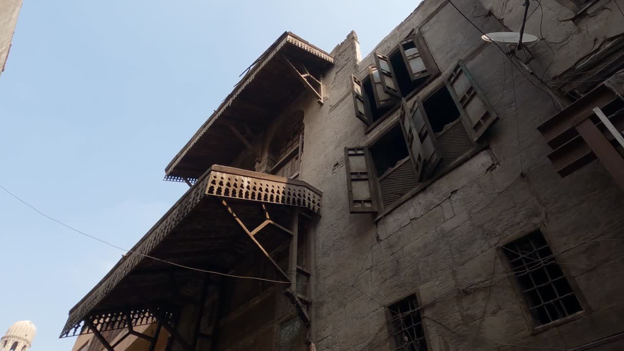 toldo tallado de madera en la fachada de una casa antigua, ciudad de el cairo, vista inferior. egipto