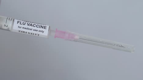 la mano quita la tapa de la jeringa de la vacuna contra la gripe - concepto médico - cerrar