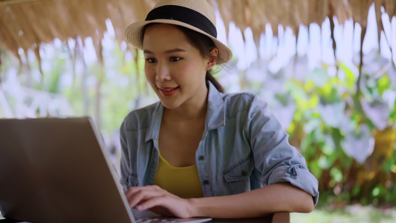 아시아 여성 프리랜서 디지털 노마드 밀레니얼 세대 생활 방식 휴식 휴식 노트북과 함께 바에서 바가 근처의 발코니에서 일하는 아시아 여성 어디에서나 일하는 새로운 생활 방식 여행하는 동안 일하는