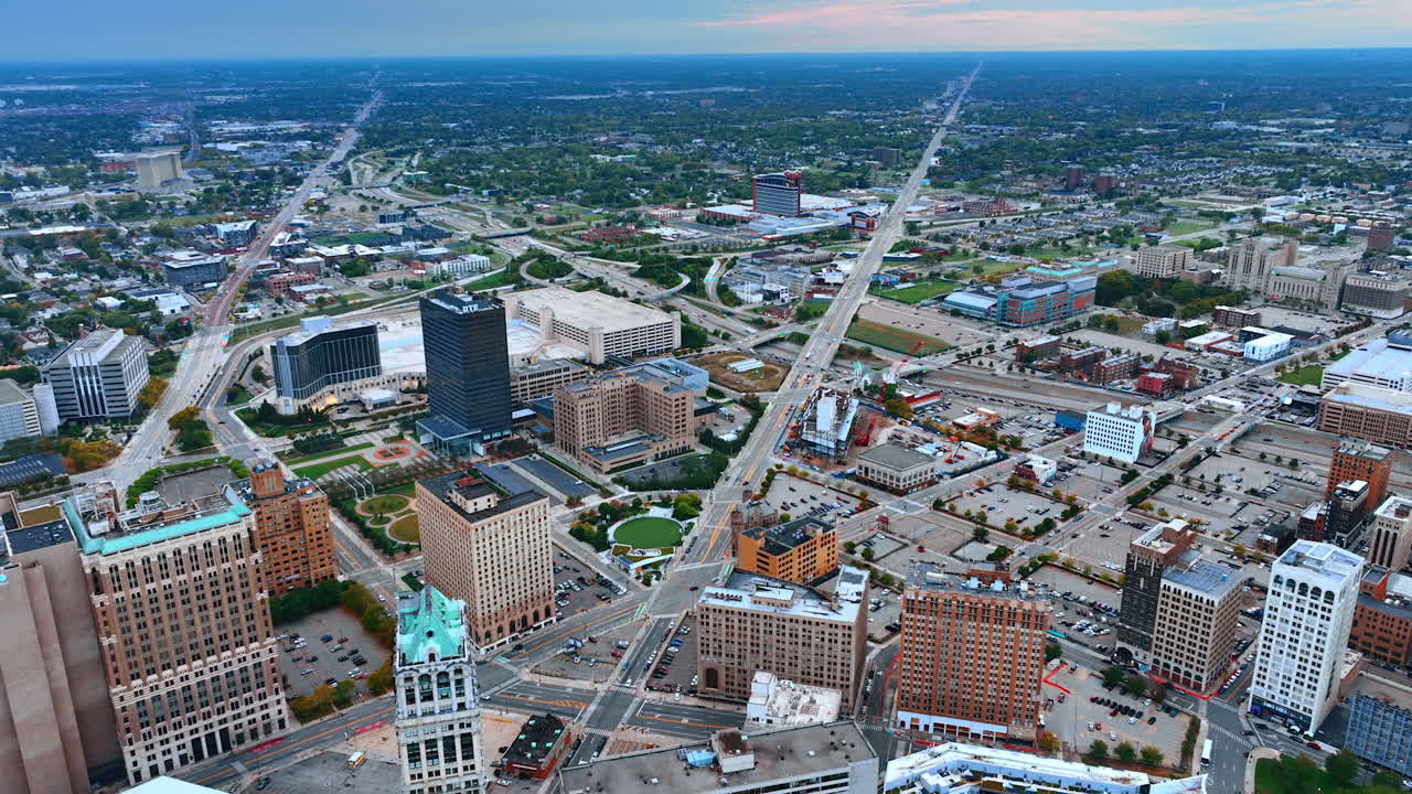 Detroit, EE. UU., 28 de julio de 2025: Vista panorámica del extenso paisaje urbano de Detroit, Michigan, EE. UU. Dos carreteras rectas van desde el centro hasta la zona residencial verde.