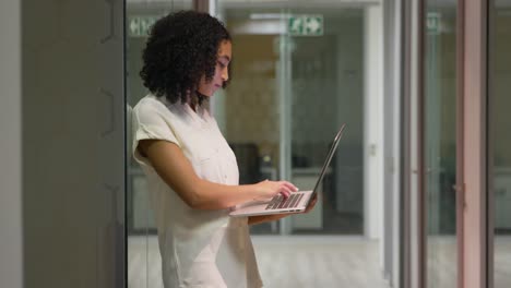 Businesswoman-working-on-laptop-in-a-modern-office