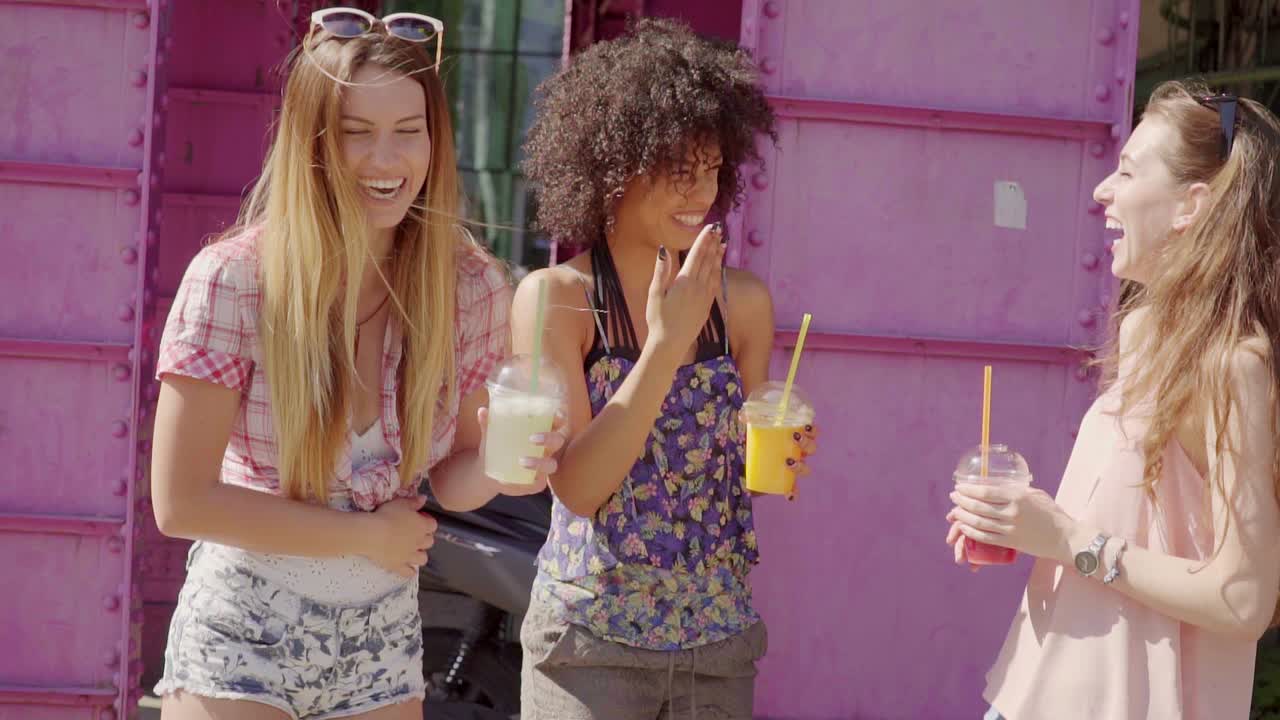 상쾌한 음료를 가진 여자