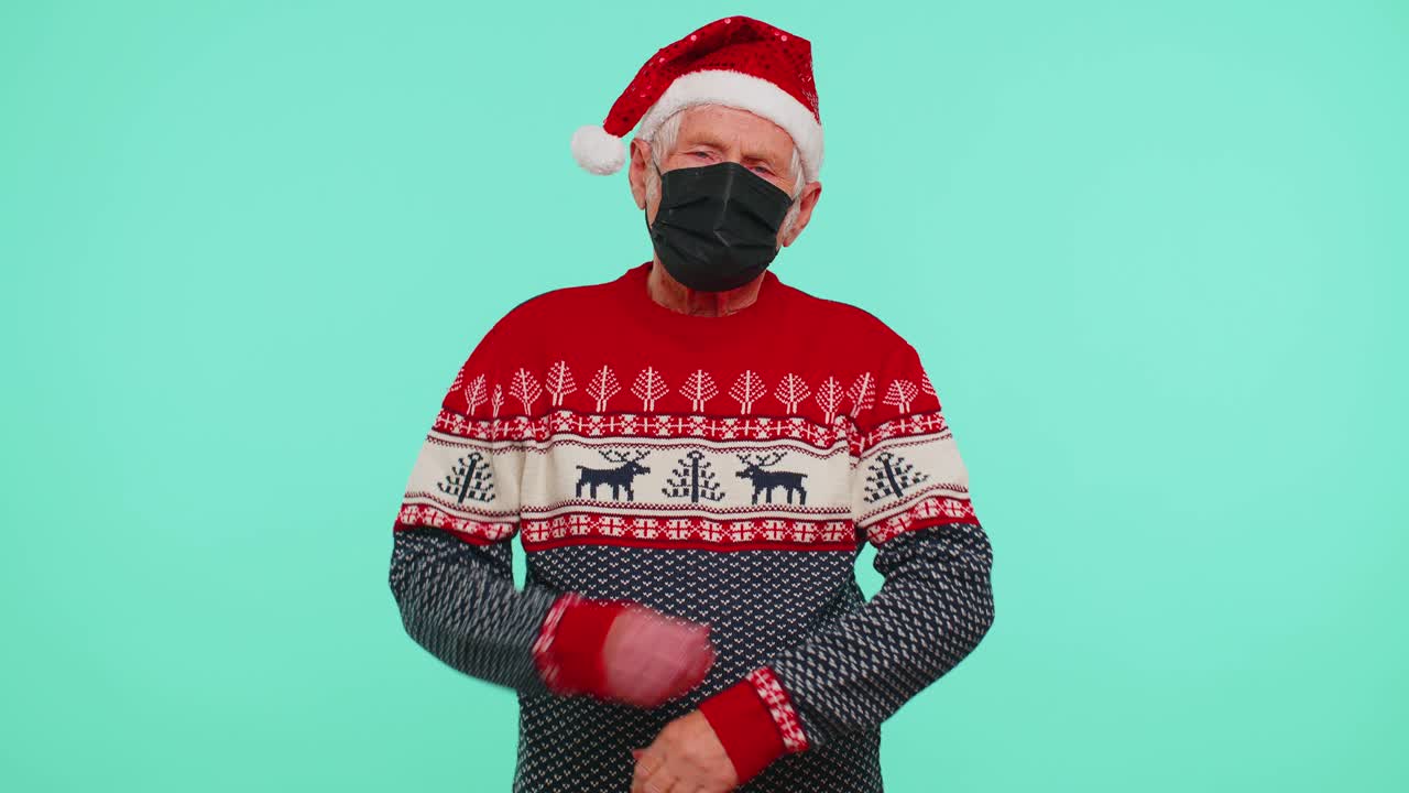 크리스마스 할아버지는 얼굴 마스크를 착용하여 코로나 바이러스로부터 안전하게 격리됩니다.