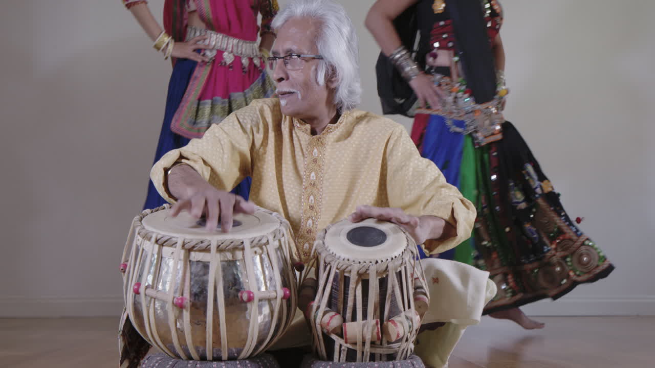 músico de percusión indio con bailarines 02