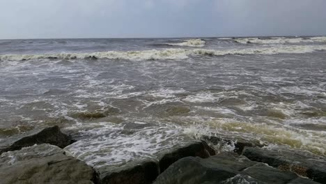 Wellen-Aus-Dem-Golf-Von-Mexiko-Krachen-In-Die-Felsen-In-Galveston,-Texas