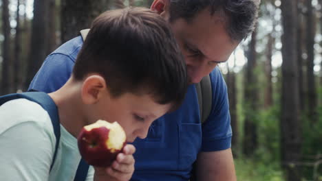 Niño-Comiendo-Manzana-En-El-Bosque