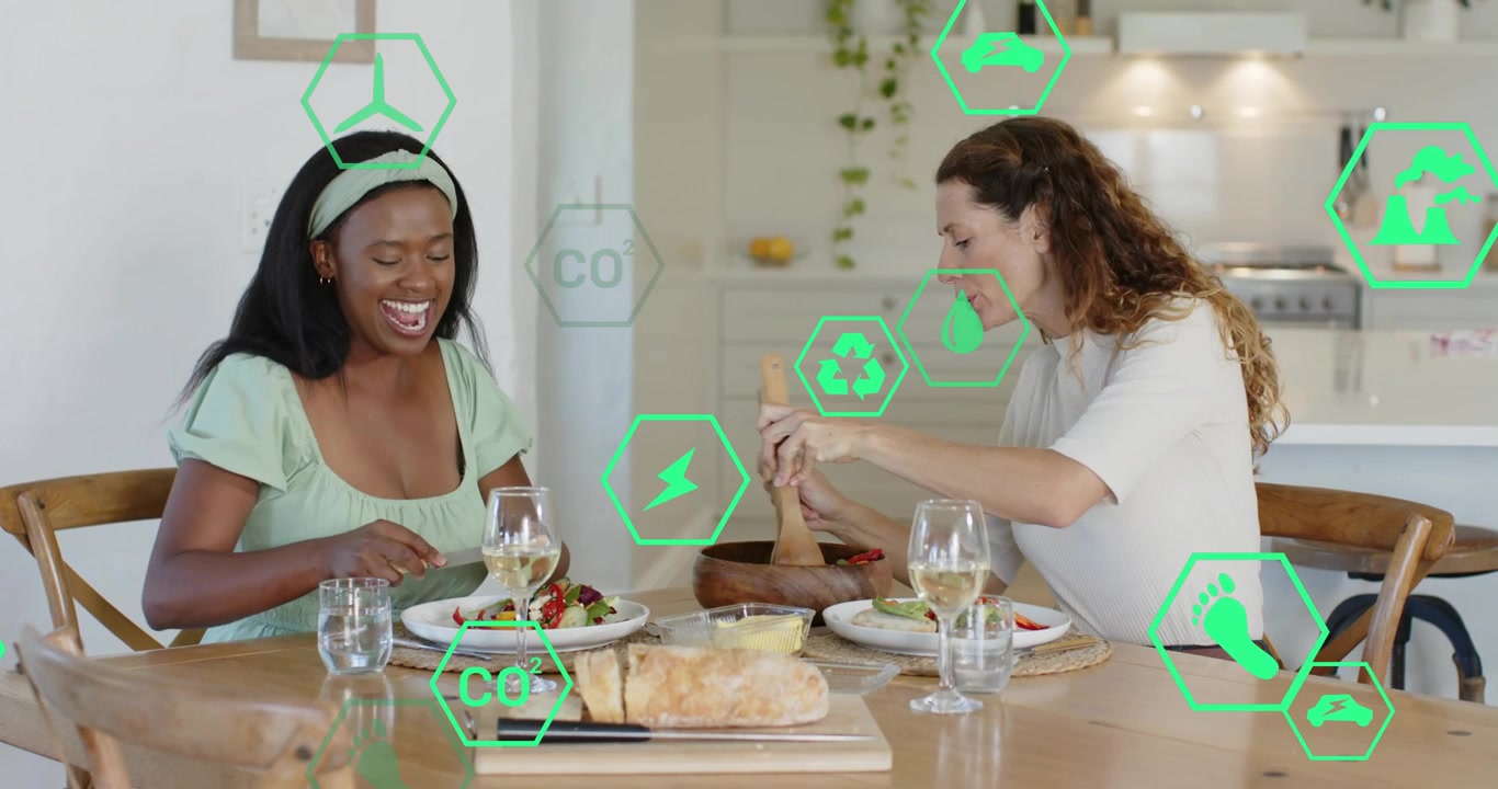 Deux femmes tendant la main vers le vin, mélangeant une salade pour partager un repas sain dans la cuisine, avec des icônes écologiques flottantes