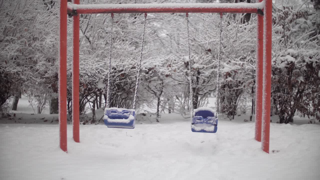 겨울에 놀이터에서 아이들의 빈 그네