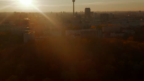 Vista-Aérea-Escénica-De-Drones-Sobre-La-Naturaleza-Del-Parque-Con-árboles-En-El-Centro-De-La-Ciudad-De-Berlín,-Alemania-En-Otoño-Con-Hermosos-Colores-Otoñales,-Salida-Aérea-Lenta-Hacia-Arriba