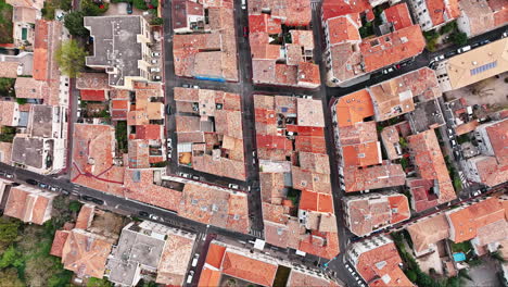 Bird's-eye-shot:-Beaux-Arts-district,-Montpellier-on-an-overcast-day.