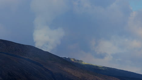 Amplia-Toma-De-Humo-Tóxico-Del-Volcán-Geldingadalir-Que-Sube-Al-Cielo-Después-De-La-Erupción---Contaminación-Ambiental-De-La-Tierra