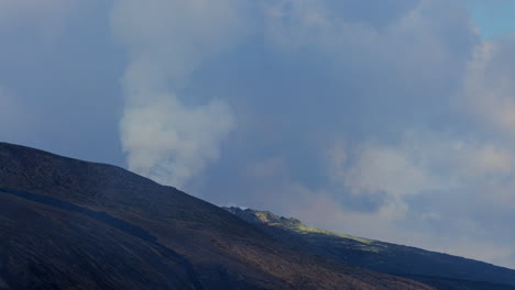 amplia toma de humo tóxico del volcán geldingadalir que sube al cielo después de la erupción - contaminación ambiental de la tierra