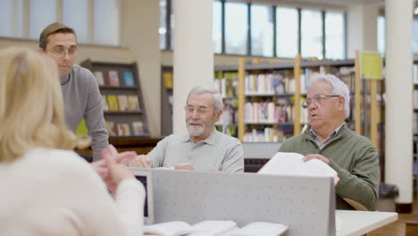 Personas-Mayores-Discutiendo-Entre-Sí-Durante-La-Clase-En-La-Biblioteca