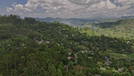 Mirahawatta,-Sri-Lanka:-Luftaufnahme-Eines-Dorfs-Am-Hang-Mit-Einer-Drohne-(v3),-Aufgenommen-Mit-Einer-Aufnahme-Der-Straße-B44,-Wohnhäuser,-Ackerland-Und-Des-Bergblicks-Des-Waldes-Von-Perawatta-–-Aufgenommen-Mit-Mavic-3-Cine-–-April-2023