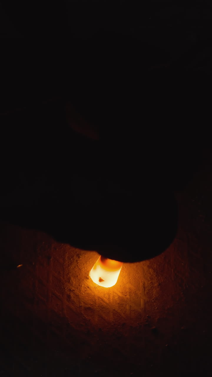 녹은 금속이 어두운 환경에서 이로 여있는 주조장 장면