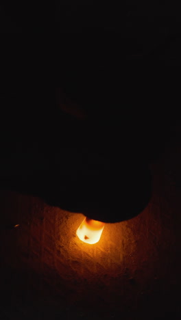 escena de fundición con metal fundido vertiendo en molde en un entorno oscuro
