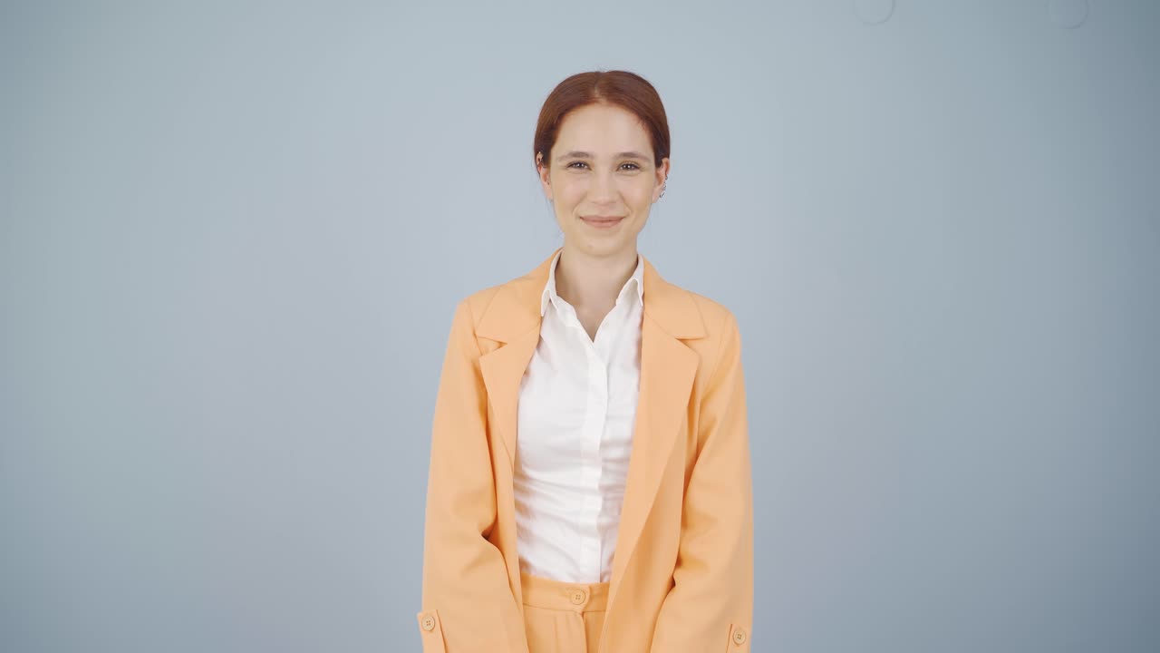 비즈니스 여자가 카메라에 눈을  ⁇ 고 있습니다.