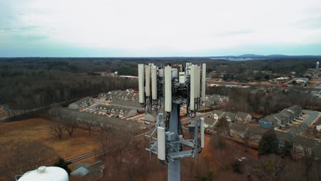 Toma-Aérea-Invirtiendo-Para-Mostrar-La-Torre-De-Telefonía-Celular