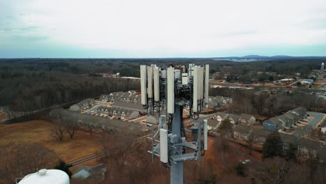 disparo aéreo invirtiendo para mostrar la torre de teléfono celular