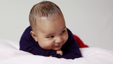 niño pequeño mintiendo linda expresión facial con fondo blanco en el interior