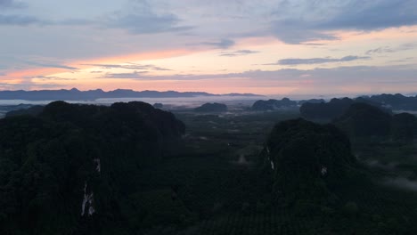 Krabi-Sonnenaufgang,-Nebelmeer-Mit-Kalksteinfelsen-Und-Wunderschöner-Landschaft-Im-Ikonischen-Süden-Thailands,-Frühmorgendliches-Erwachen,-Beginn-Eines-Neuen-Tages
