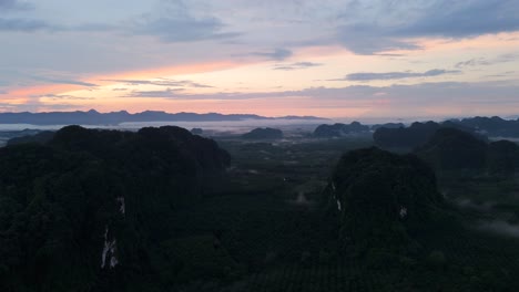 Krabi-Amanecer-Mar-De-Niebla-Con-Acantilados-De-Piedra-Caliza-Y-Hermoso-Paisaje-En-El-Icónico-Sur-De-Tailandia,-Despertar-Temprano-En-La-Mañana-Comienzo-De-Un-Nuevo-Día