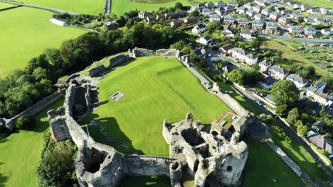 Histórico-Británico-Hito-Denbigh-Castillo-Medieval-Antiguo-Colina-Monumento-Ruina-Atracción-Turística-Vista-Aérea-Inclinada-Hacia-Arriba-A-Través-Del-Campo