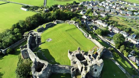 histórico británico hito denbigh castillo medieval antiguo colina monumento ruina atracción turística vista aérea inclinada hacia arriba a través del campo