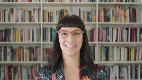 Retrato-Joven-Estudiante-Sonriente-Estantería-Biblioteca-Universidad