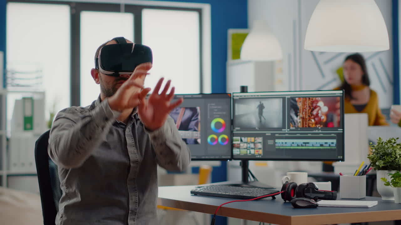 editor de video experimentando con auriculares de realidad virtual
