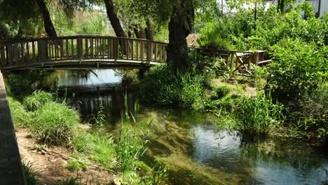 Puente-De-Madera-Sobre-Un-Arroyo-Cristalino-En-La-Ciudad-De-Antalya,-Turquía.