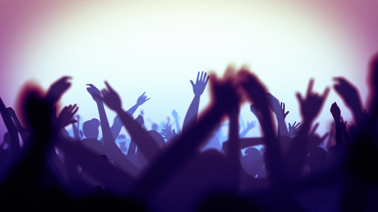 las siluetas emocionantes de la audiencia.