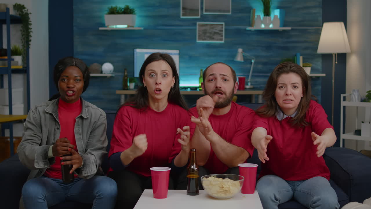 축구 팀 이 승리 한 후 함께 응원 하는 행복 한 다민족 친구 들