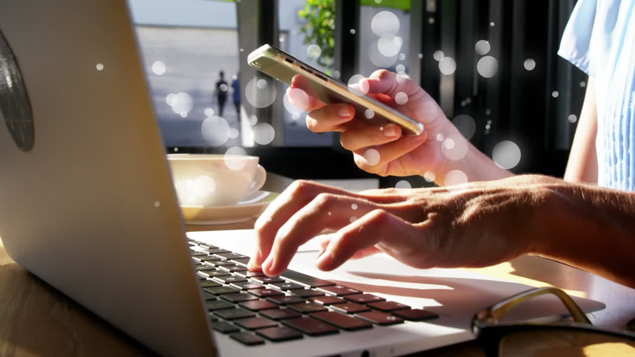 animación de múltiples manchas blancas sobre la sección media de la mujer usando un teléfono inteligente y una computadora portátil