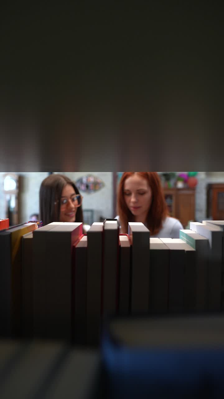 dos mujeres en una biblioteca