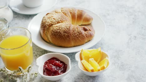 Leckeres-Croissant-Mit-Saft