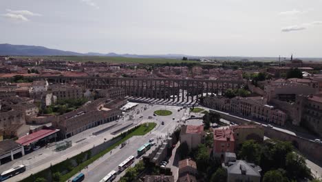 Amplia-Vista-Aérea-Del-Icónico-Acueducto-De-Segovia,-Vista-Impresionante.