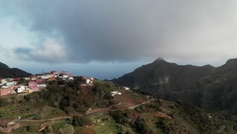 Agradable-Toma-De-Establecimiento-Del-Pueblo-De-Montaña-En-El-Pico-De-Las-Montañas-De-Anaga,-España