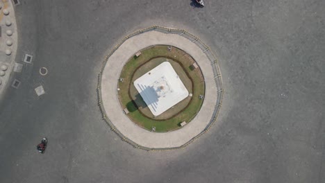 monumento tugu en yogyakarta con el tráfico callejero, vista aérea de arriba hacia abajo
