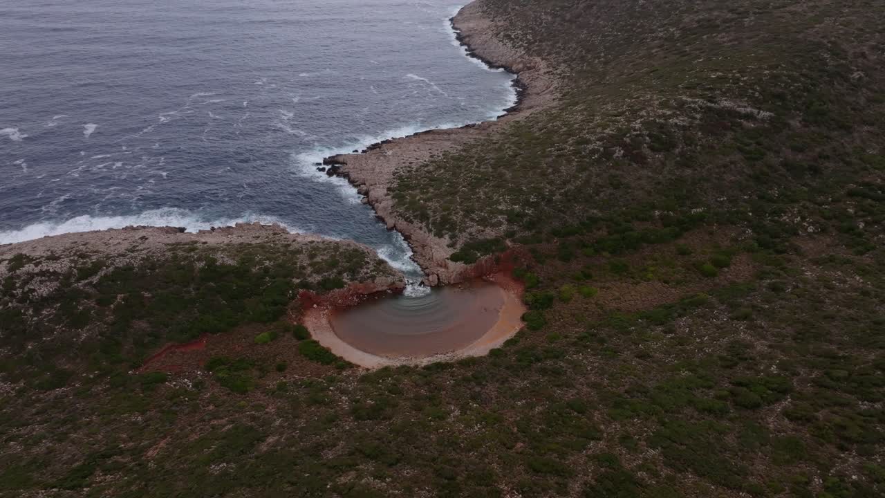 Vista aérea de una laguna azul cristalina junto a la costa rocosa en Methoni