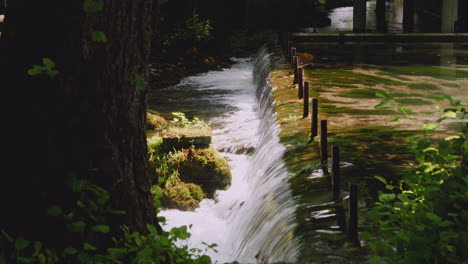 el río que fluye en serbia hace hermosas cascadas pequeñas