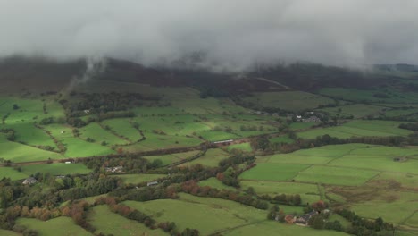 Train-passing-through-Edale,-rural-England-in-Autumn