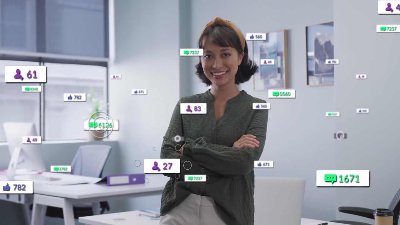 animación de iconos de las redes sociales sobre una mujer asiática con los brazos cruzados sonriendo en la oficina