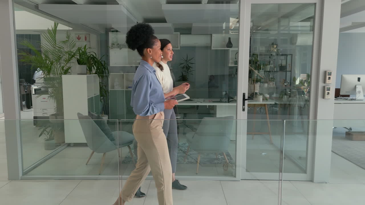 mujeres de negocios discutiendo en la oficina moderna